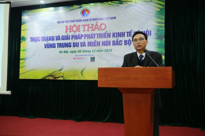 TS.Lò Giàng Páo, Viện trưởng Viện nghiên cứu Phát triển Kinh tế - Xã hội miền núi Việt Nam tham luận