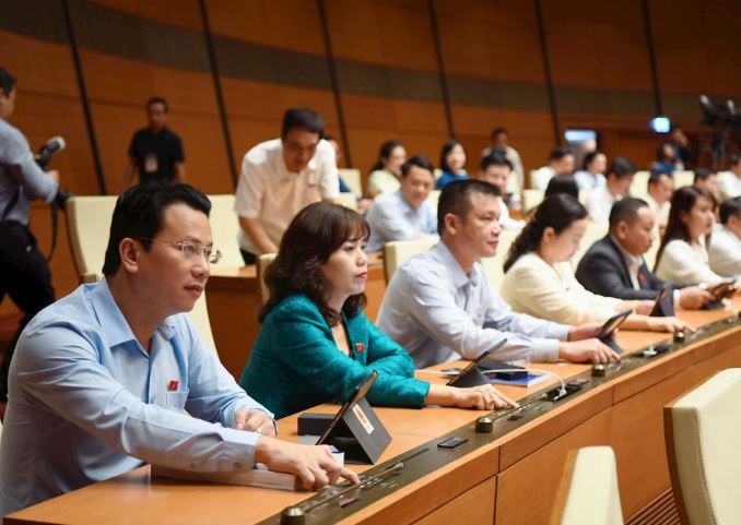Đoàn Đại biểu Quốc hội tỉnh Hà Giang tham gia biểu quyết tán thành thông qua dự án Luật Tài nguyên nước (sửa đổi)