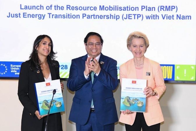 Các đối tác cam kết huy động nguồn lực ban đầu 15,5 tỷ USD trong vòng 3 đến 5 năm tới để giải quyết nhu cầu cấp bách, mang tính xúc tác cho chuyển đổi năng lượng công bằng của Việt Nam
