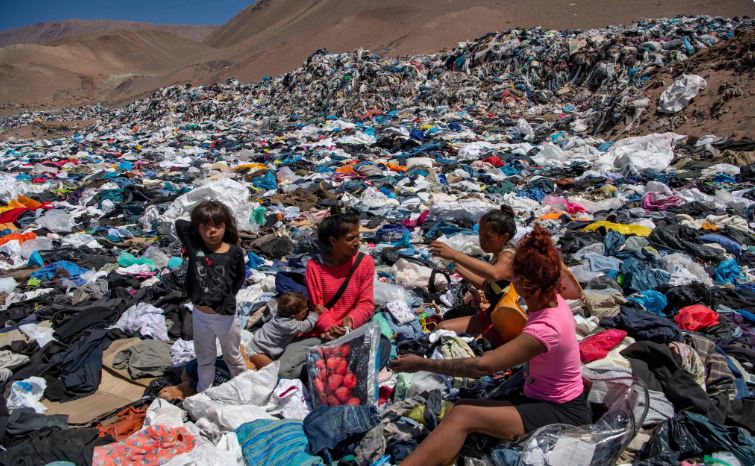 Ước tính có khoảng 59,000 tấn quần áo cập cảng Iquique, miền Bắc Chile mỗi năm. Trong đó, có ít nhất 39,000 tấn quần áo ế sẽ nằm yên trong những bãi rác sa mạc.