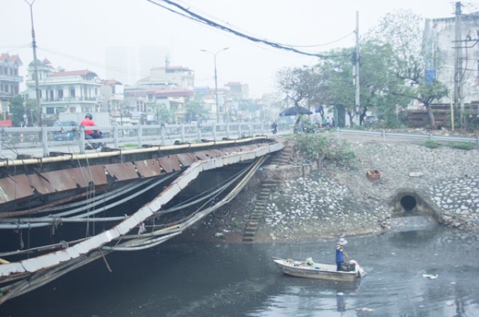 Phận đời những nữ công nhân bơi thuyền vớt rác trên sông Hà Nội - Ảnh 1