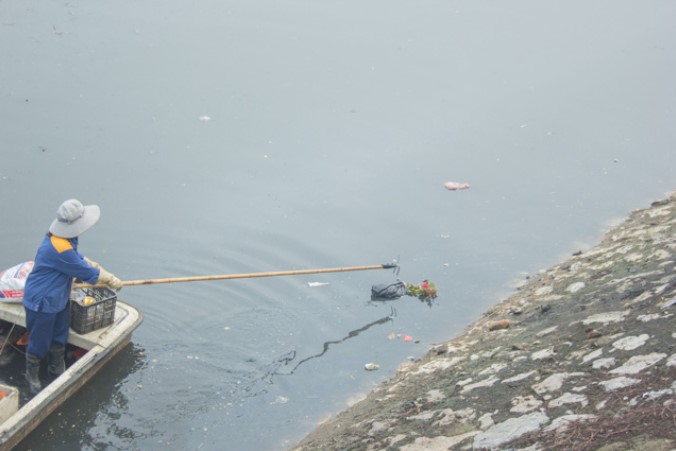 Phận đời những nữ công nhân bơi thuyền vớt rác trên sông Hà Nội - Ảnh 2