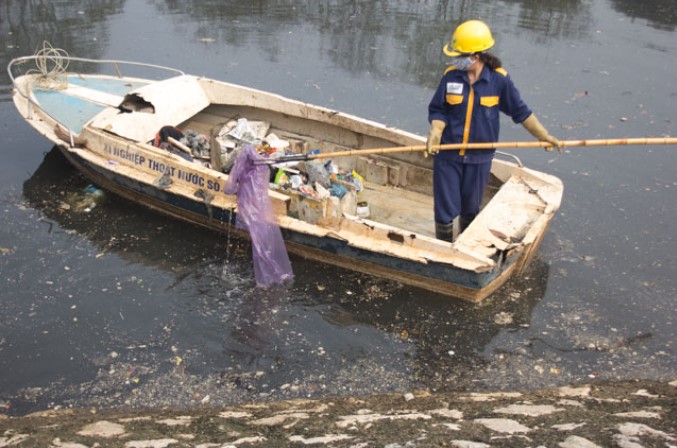 Phận đời những nữ công nhân bơi thuyền vớt rác trên sông Hà Nội - Ảnh 4