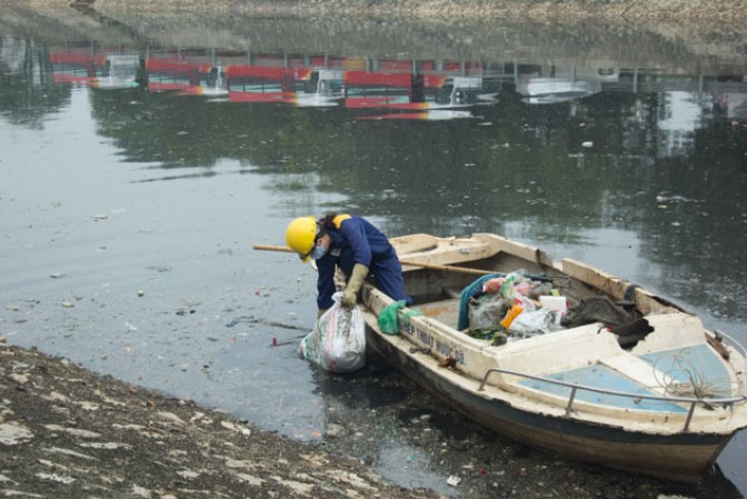 Phận đời những nữ công nhân bơi thuyền vớt rác trên sông Hà Nội - Ảnh 6