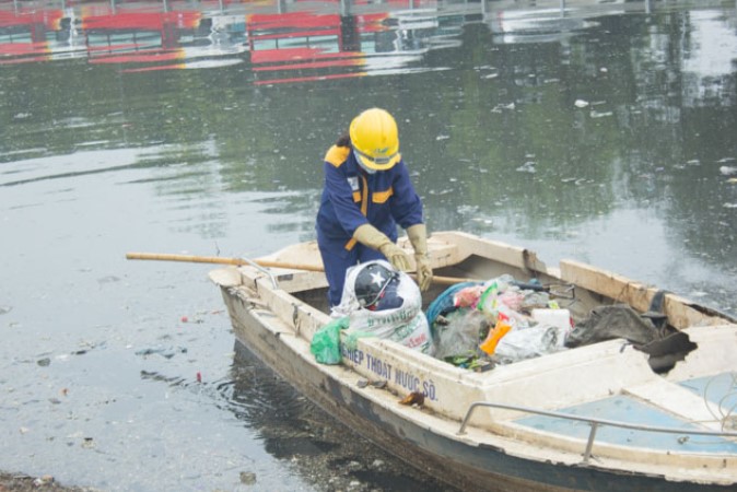 Phận đời những nữ công nhân bơi thuyền vớt rác trên sông Hà Nội - Ảnh 7