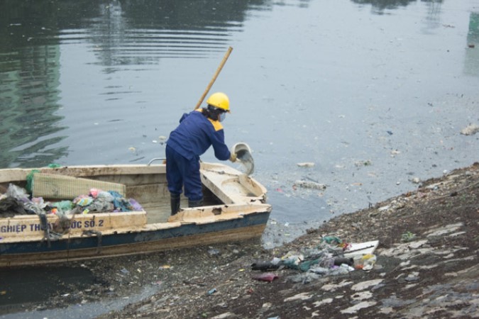 Phận đời những nữ công nhân bơi thuyền vớt rác trên sông Hà Nội - Ảnh 8