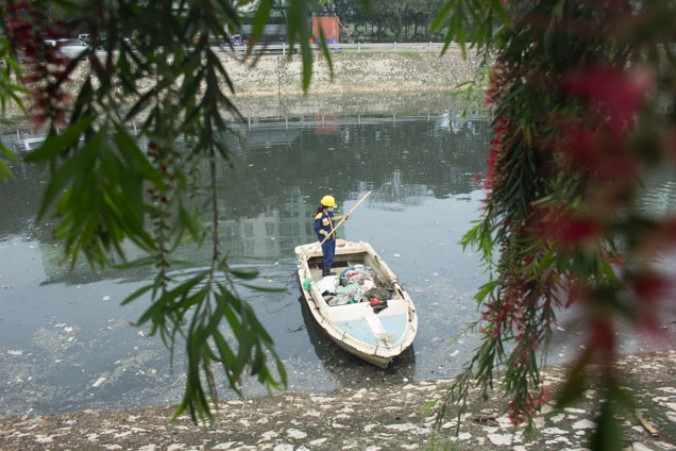 Phận đời những nữ công nhân bơi thuyền vớt rác trên sông Hà Nội - Ảnh 10