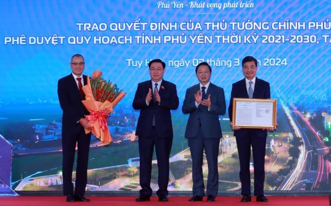 Chủ tịch Quốc Hội Vương Đình Huệ, Phó Thủ tướng Trần Hồng Hà tặng hoa, trao quyết định công bố quy hoạch cho tỉnh Phú Yên.