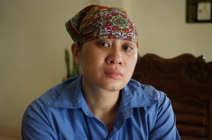 Trong đôi mắt thâm cuồng, ngấn lệ chị Lê Thị Mai công nhân Công ty Cổ phần Môi trường và Công trình đô thị Thanh Hóa kể về những khó khăn trong cuộc sống mà chị trải qua.