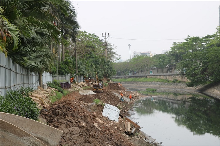 ha-noi-cong-nhan-gap-rut-thi-cong-he-thong-gom-nuoc-thai-o-song-to-lich-1