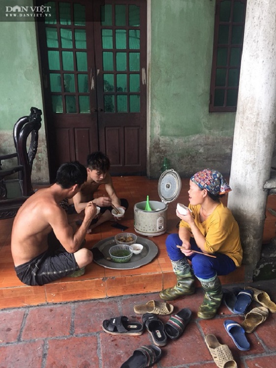 am-anh-khung-khiep-o-lang-giay-phu-lam-o-nhiem-den-con-ruoi-cung-khong-song-noi-cong-nhan-ban-mon-suc-9