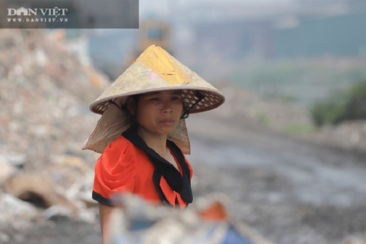 am-anh-khung-khiep-o-lang-giay-phu-lam-o-nhiem-den-con-ruoi-cung-khong-song-noi-cong-nhan-ban-mon-suc-19