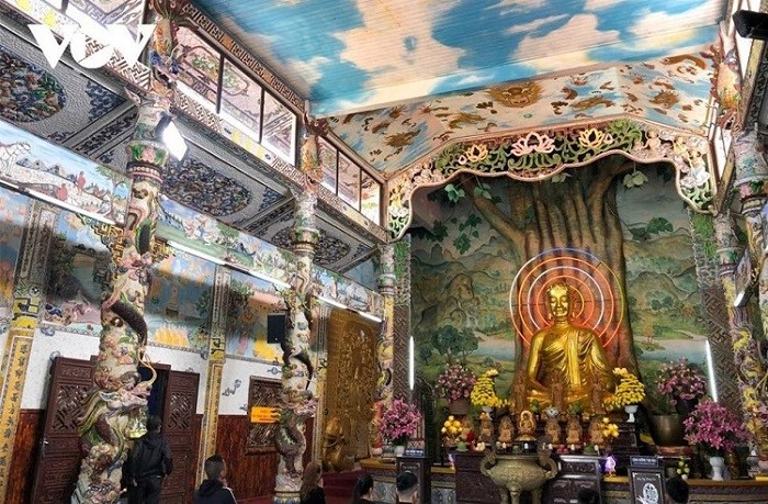 Độc đáo ngôi chùa bằng 've chai' có một không hai tại Việt Nam