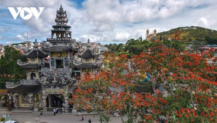 Độc đáo ngôi chùa bằng 've chai' có một không hai tại Việt Nam