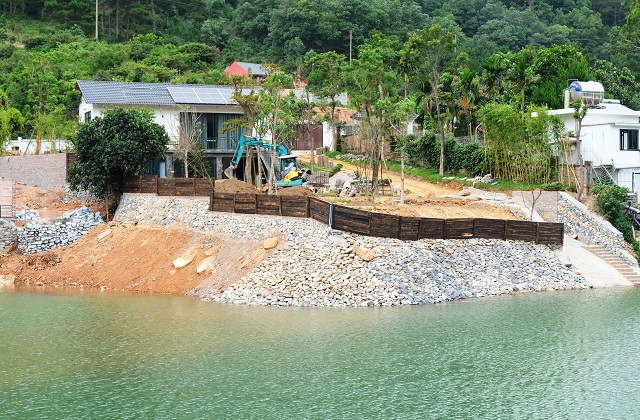 Đổ đất, xây kè lát mái trái phép ven hồ Đồng Đò tại xã Minh Trí, huyện Sóc Sơn