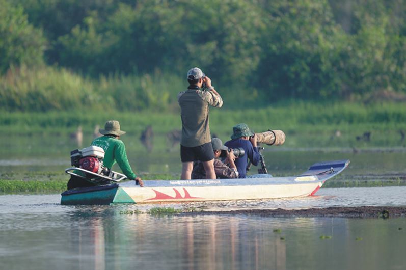 Các nhiếp ảnh gia đang tác nghiệp trong Cuộc thi chụp ảnh chim Birdrace Vietnam lần thứ nhất 