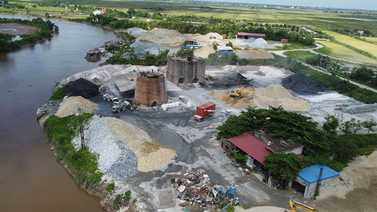 Bến bãi, lò vôi hoạt động sát chân cầu ngày đêm xả thải tro bụi ra môi trường