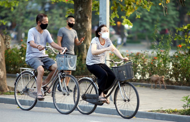 Người dân đạp xe tập thể dục quanh Hồ Gươm