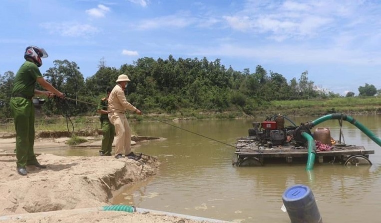 Công an TP Quảng Ngãi xử lý một vụ khai thác cát trái phép trên sông Trà Khúc