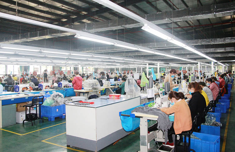 Sản xuất mũ xuất khẩu tại Công ty TNHH Dệt may Weitai Hạ Long tại KCN Việt Hưng.