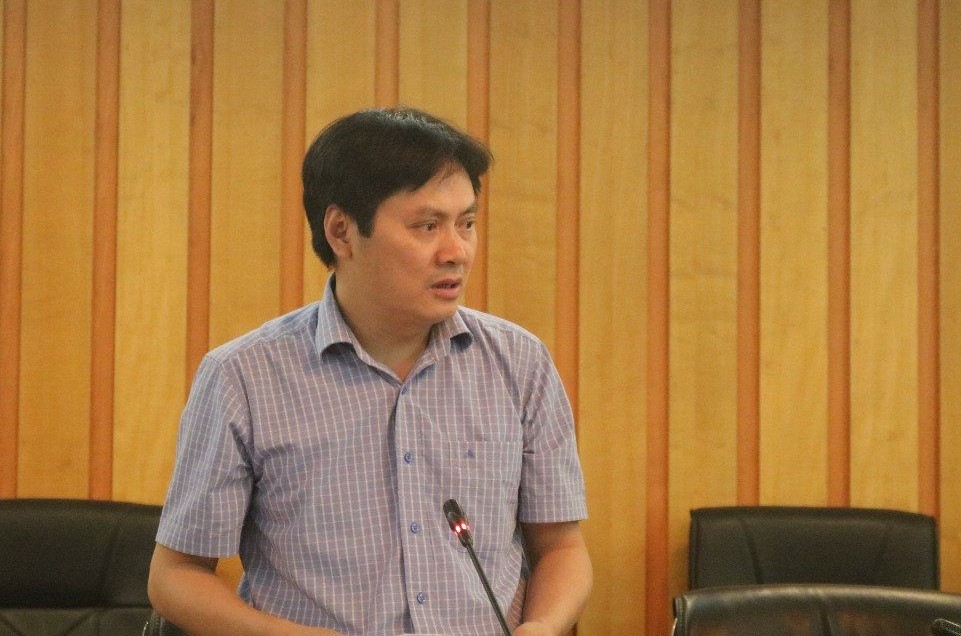Phó Viện trưởng Viện Chiến lược, Chính sách tài nguyên và môi trường Nguyễn Trung Thắng báo cáo tại cuộc họp
