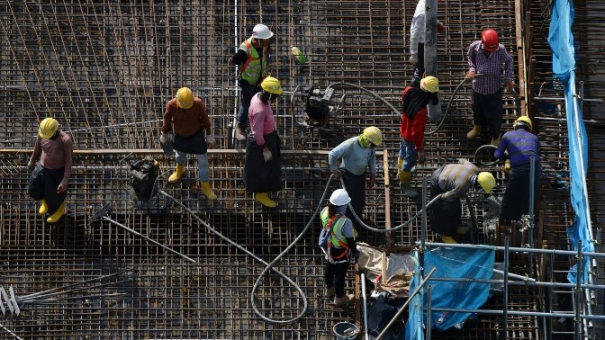 Những người lao động nhập cư làm việc dưới cái nắng gay gắt tại một công trường xây dựng ở Singapore hôm 3/5