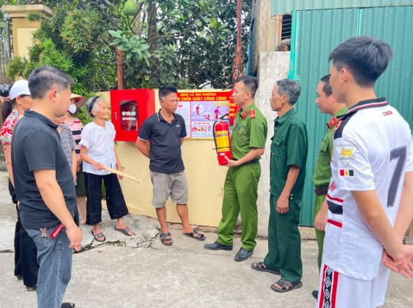 Đông đảo người dân thôn 5, xã Sen Phương, huyện Phúc Thọ vui mừng khi được các chiến sỹ PCCC và CNCH đến tặng kẻng và hướng dẫn sử dụng bình chữa cháy
