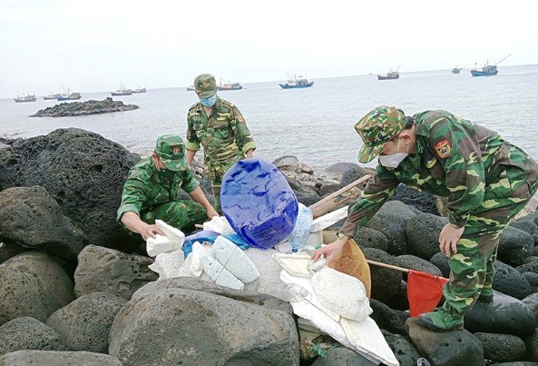 Bộ đội ở Huyện đảo Cồn Cỏ thu gom rác thải, bảo vệ môi trường trên đảo
