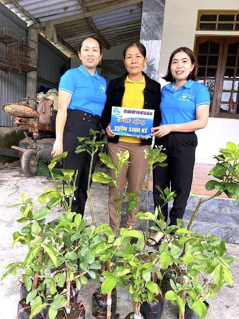 Phụ nữ xã Hải Ba (Hải Lăng) trao tặng vườn sinh kế cho hội viên phụ nữ có hoàn cảnh khó khăn