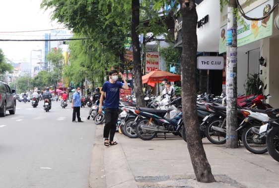 Vỉa hè đường Nguyễn Gia Trí (quận Bình Thạnh) bị trưng dụng để xe máy, người đi bộ phải đi xuống lòng đường