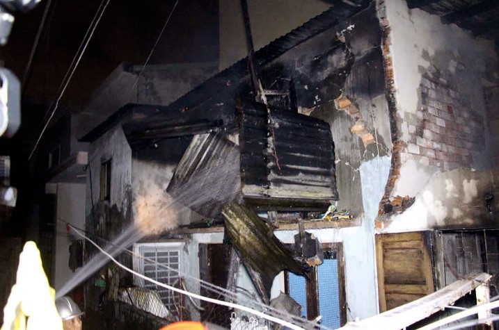 Cháy làm đổ sập hoàn toàn căn nhà của người dân