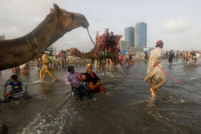 Người dân thành phố Karachi (Pakistan) tìm cách giải nhiệt trước cái nóng dữ dội