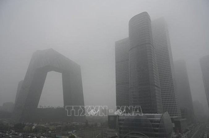 Các tòa nhà tại thủ đô Bắc Kinh (Trung Quốc) chìm trong khói mù dày đặc ngày 5/11/2021