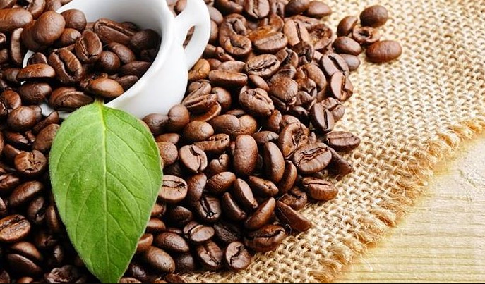 Cà phê là thức uống chứa caffeine được nhiều người yêu thích 