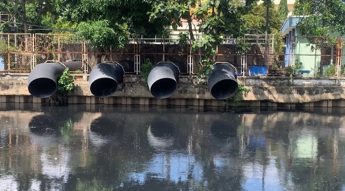Những đường ống nước thải của một nhà máy xả xuống kênh Tân Hóa - Lò Gốm