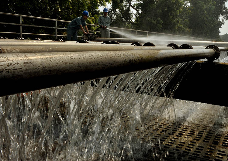 Hoạt động sản xuất nước sinh hoạt. Ảnh: Nguyễn Huy Thịnh