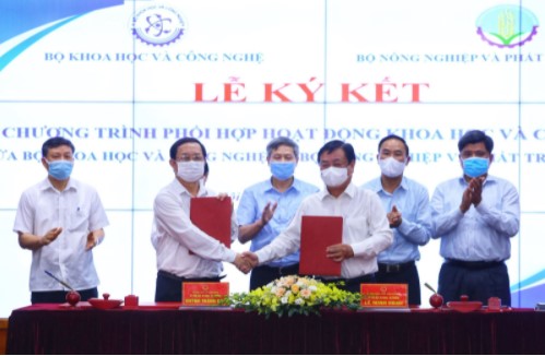 Bộ trưởng Bộ KH&CN Huỳnh Thành Đạt và Bộ trưởng Bộ NN&PTNT Lê Minh Hoan ký kết Chương trình phối hợp hoạt động giai đoạn 2021-2030