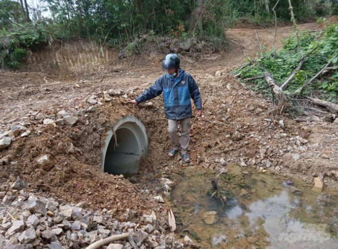 Chiếc cống được đơn vị chủ rừng lắp đặt sau khi người dân phán ánh vụ việc. Ảnh: CĐ.