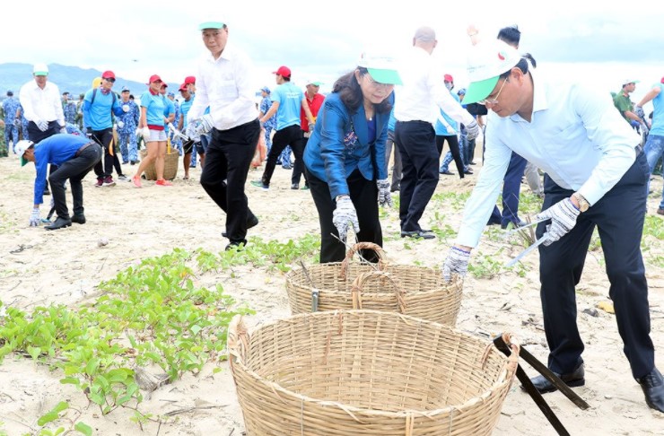 Để thúc đẩy quản lý hóa chất, chất thải cho phát triển bền vững, trước mắt Việt Nam tập trung cụ thể hóa các quy định trong Luật Bảo vệ môi trường 2020: Quy định trách nhiệm cụ thể của nhà sản xuất trong việc thu hồi, tái chế hoặc chi trả chi phí xử lý các sản phẩm thải bỏ dựa trên số lượng sản phẩm bán ra trên thị trường...