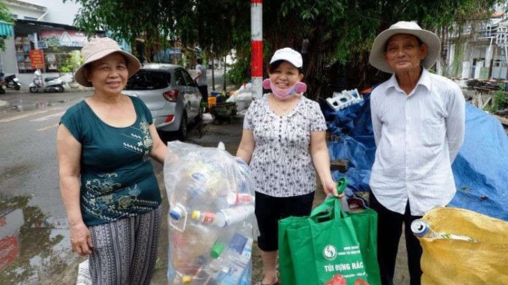 Người dân Đà Nẵng phân loại rác thải nhựa tại nguồn
