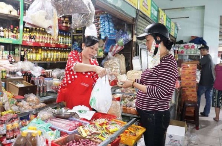 Các chợ trên địa bàn quận Thanh Khê đang chuyển đổi sử dụng túi nilon thân thiện môi trường thay cho túi nilon khó phân hủy