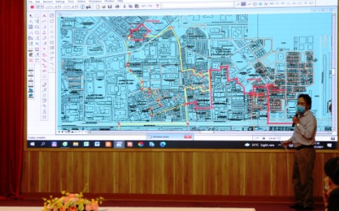 Các đại biểu trình bày địa giới hành chính mới của phường Nghĩa Tân sau khi được bàn giao.