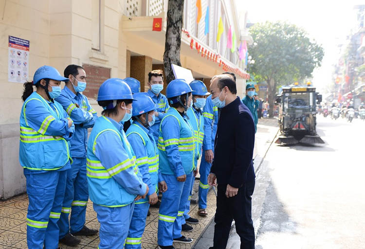 Ông Nguyễn Hữu Tiến - TGĐ Urenco Hà Nội chỉ đạo hiện trường về công tác duy trì vệ sinh môi trường trong những ngày đầu thực hiện chỉ thị số 17/CT-UBND Hà Nội