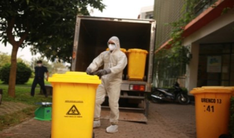 Công nhân VSMT thực hiện thu gom rác tại khu dân cư đang thực hiện phong tỏa, cách ly do có ca mắc Covid-19.