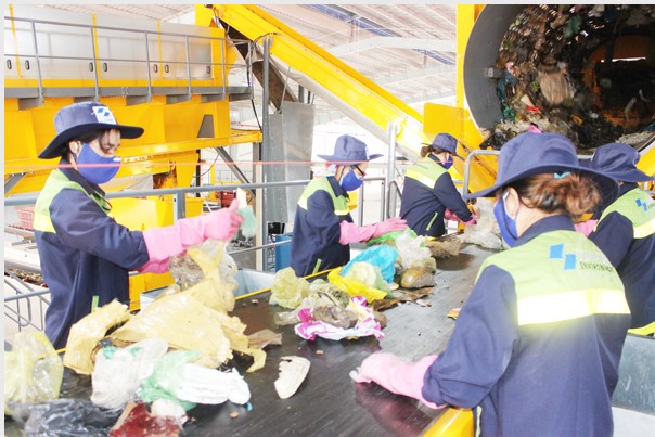 Phân loại chất thải sinh hoạt tại Nhà máy xử lý chất thải xã Quang Trung (H.Thống Nhất)