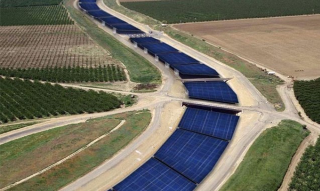 Mô phỏng một đoạn kênh đào sau khi lắp pin mặt trời ở California. (Ảnh: Solar Aquagrid LLC).