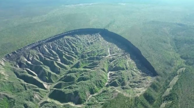 Miệng núi lửa băng vĩnh cửu lớn nhất thế giới Batagaika