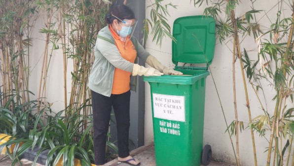 Chị Phạm Thị Hạnh đang thu gom rác trong khu chung cư.