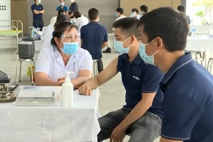 Hàng nghìn công nhân lao động tại các doanh nghiệp ở Ninh Bình được tiêm vaccine phòng COVID-19