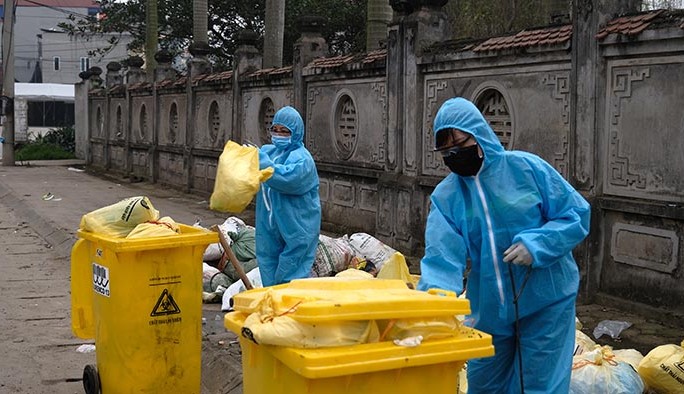 Thu gom rác thải y tế trong khu cách ly tại huyện Mê Linh. Ảnh: Công Hùng